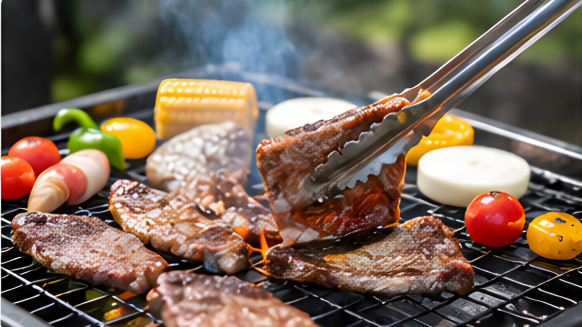 BBQコンロで肉を焼く様子 バーべキュー 手ぶらバーベキュー